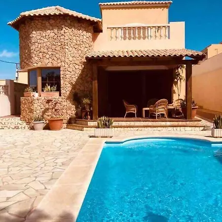 Ingrid. Piscina Exterior. Villa *