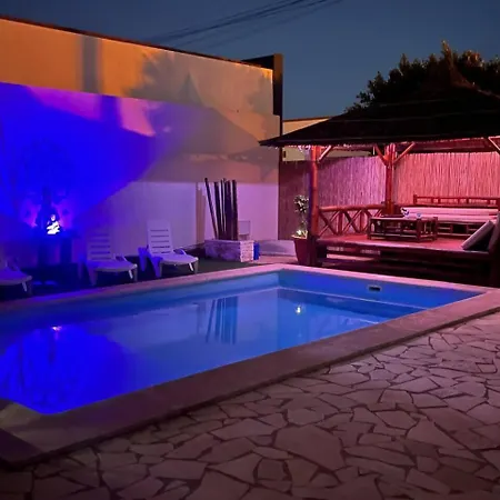 Ingrid. Piscina Exterior. Las Playas