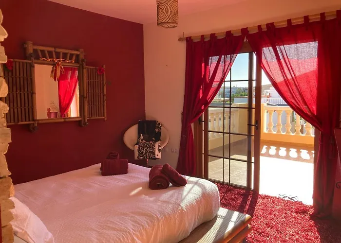 Ingrid. Piscina Exterior. * Las Playas