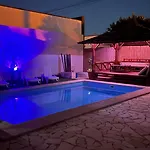 Ingrid. Piscina Exterior. *